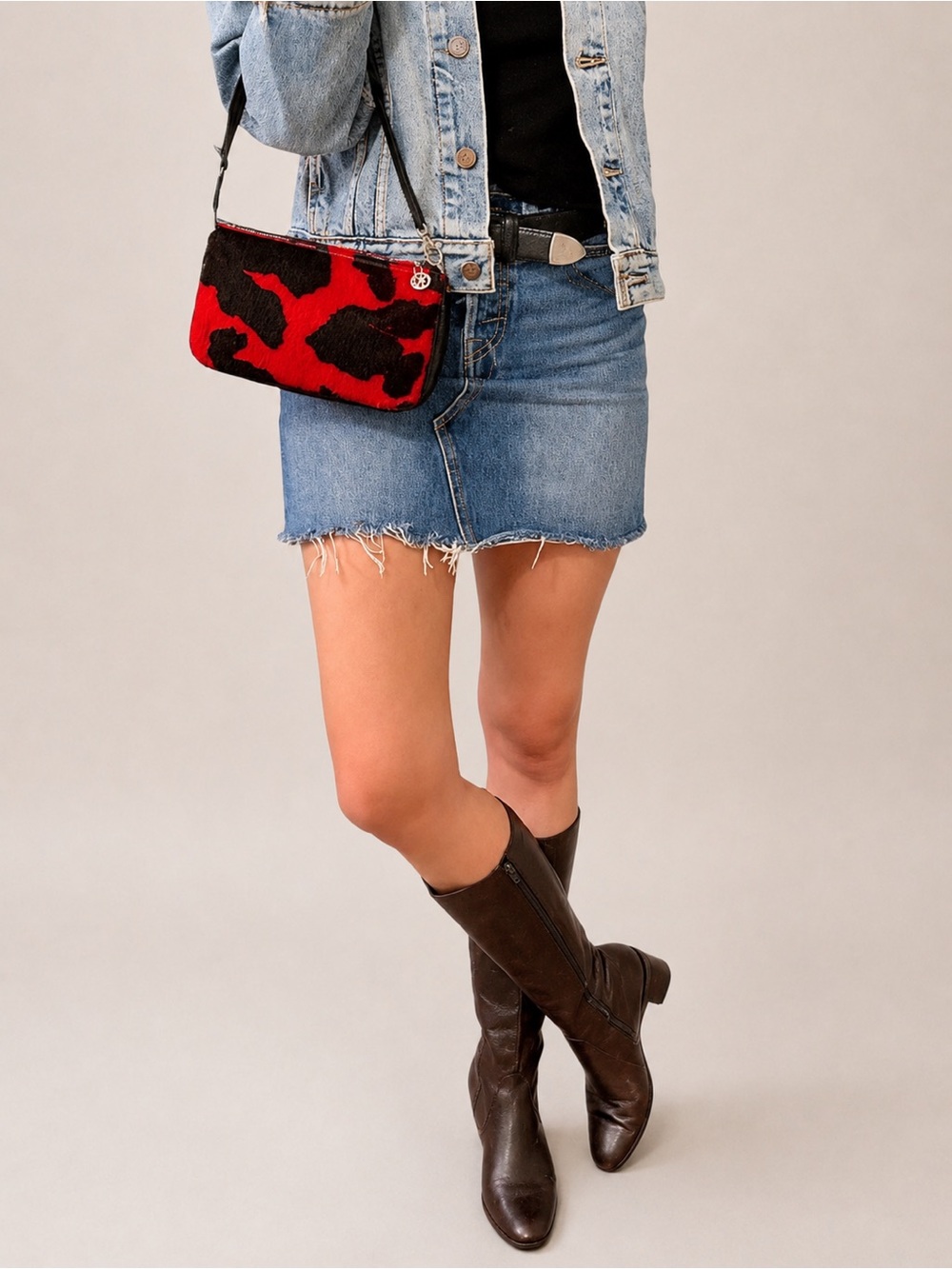 Levis High Waisted Medium Wash Denim Jean Mini Skirt w Frayed Hem & Pockets 26 - Picture 2 of 16